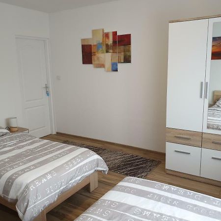 Apartman Majetic โอโทชาส ภายนอก รูปภาพ