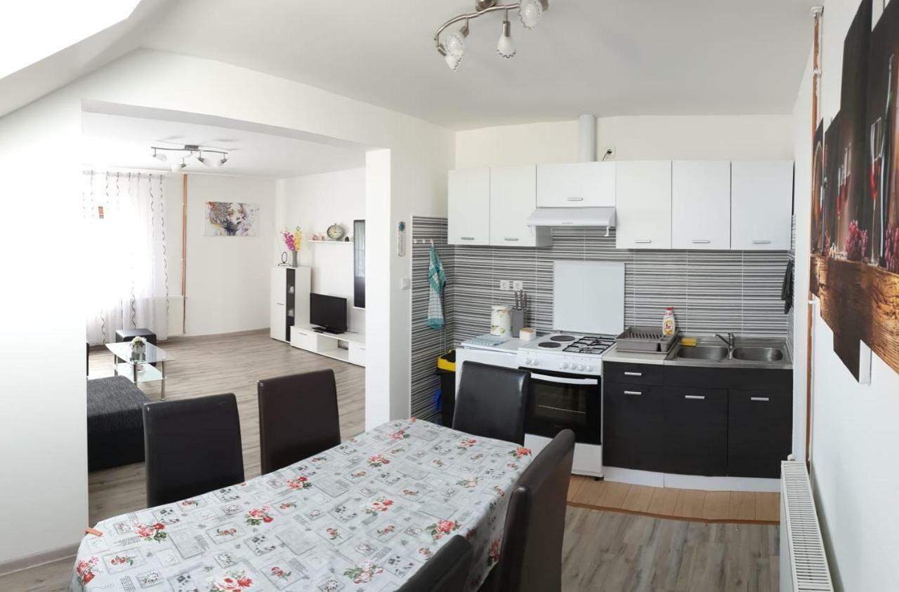 Apartman Majetic โอโทชาส ภายนอก รูปภาพ