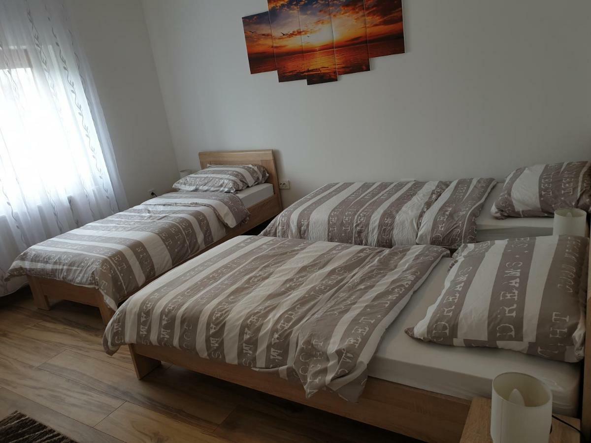 Apartman Majetic โอโทชาส ภายนอก รูปภาพ
