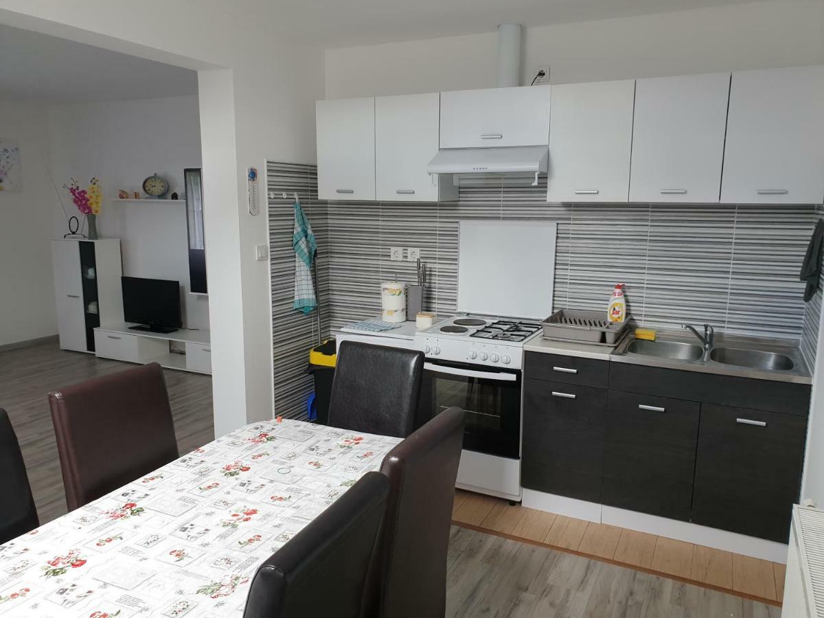 Apartman Majetic โอโทชาส ภายนอก รูปภาพ